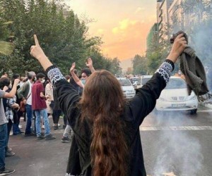 LORENZO FORLANI: “In Iran le manifestazioni contro il regime teocratico islamico passano dalle donne che bruciano in piazza il velo agli scontri armati contro le forze dell’ordine”