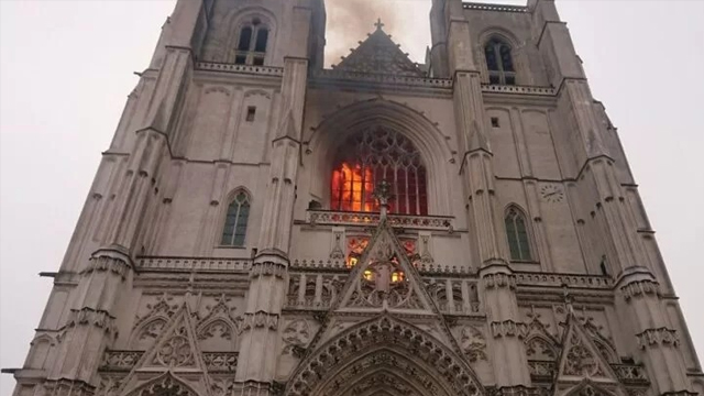 RAYMOND IBRAHIM: “In Francia ogni giorno due chiese vengono vandalizzate o bruciate”